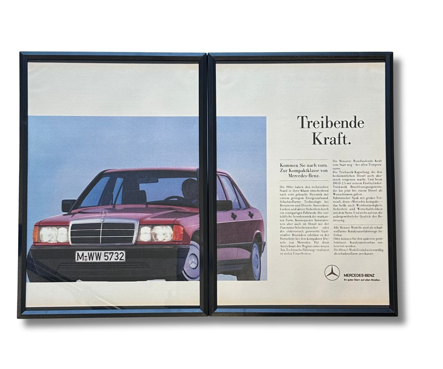 Original-Werbeausschnitt des Mercedes-Benz 190E in Rot mit dem Slogan „Treibende Kraft“, der die dynamische Präsenz und technische Raffinesse des Klassikers zeigt
