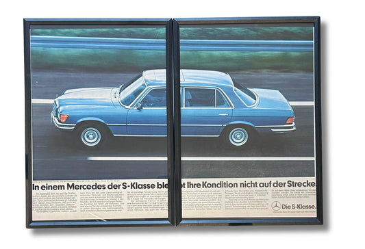 Original-Werbeausschnitt des Mercedes-Benz W116 in Blau auf einer Straße, der die elegante Linienführung und den luxuriösen Charakter des Klassikers zeigt
