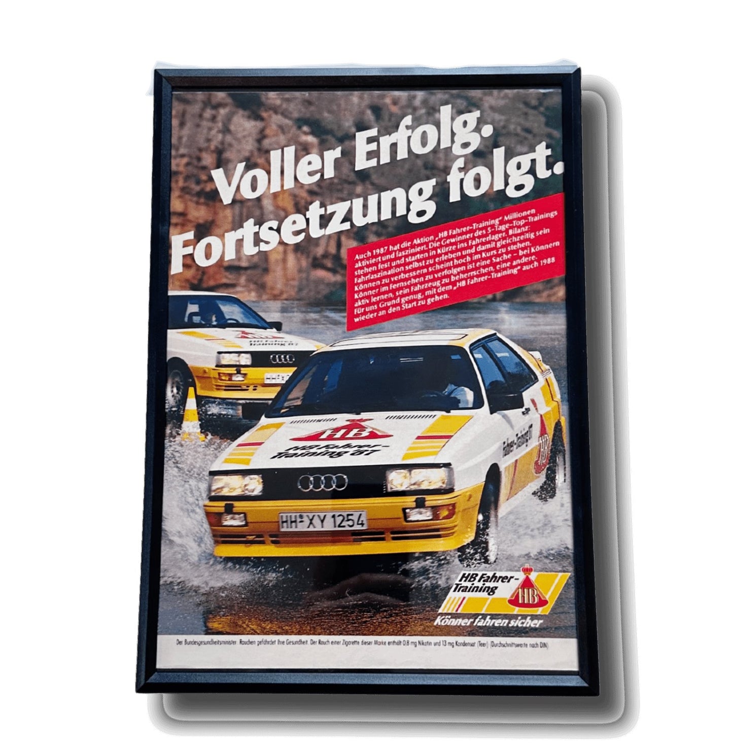 Authentischer Werbeausschnitt des Audi Urquattro mit HB-Werbung – in Action, gerahmt, zeigt die Rallye-DNA und die ikonische Fahrt des Gruppe B Klassikers.