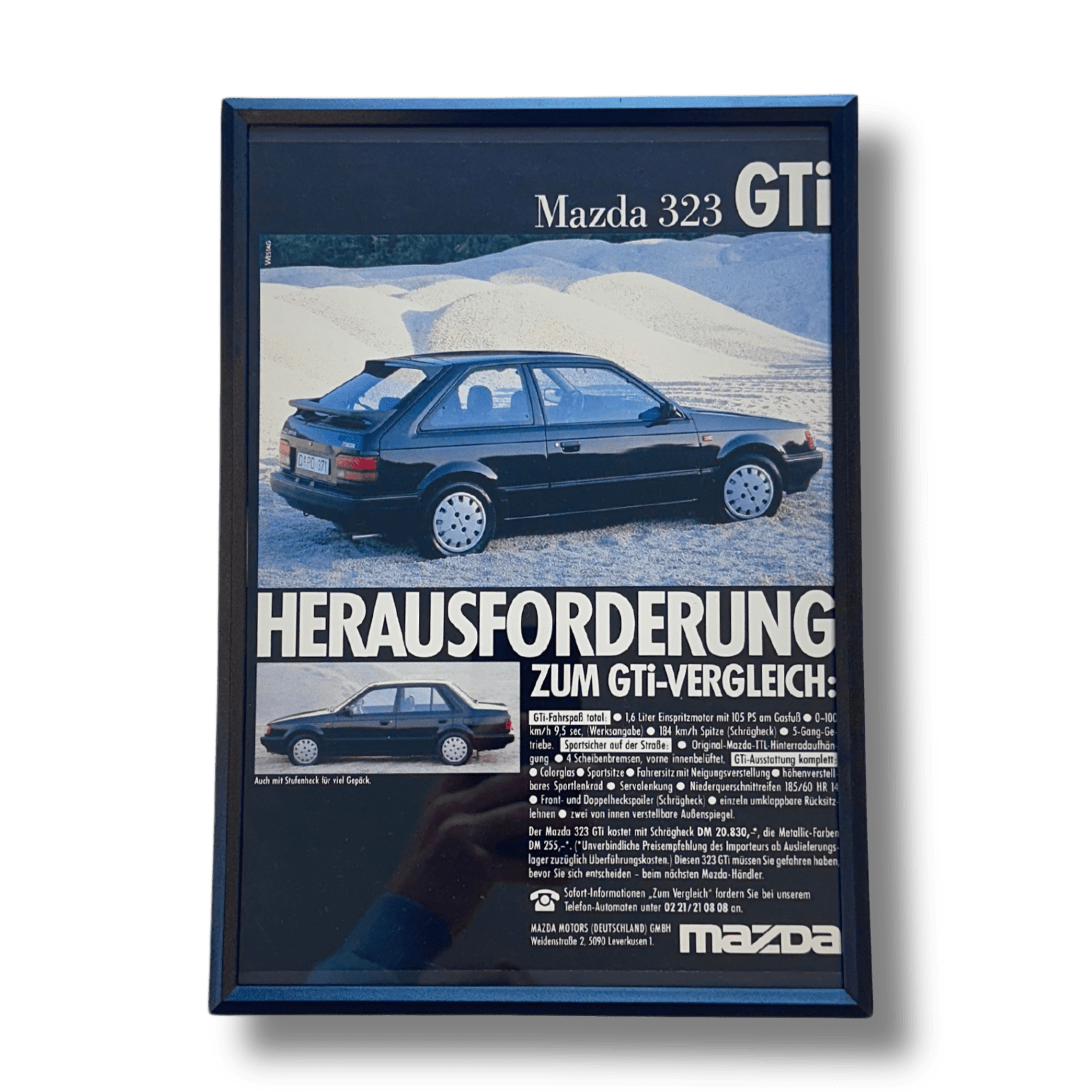 Authentischer Werbeausschnitt des Mazda 323 GTI, gerahmt, zeigt die sportliche Agilität und Dynamik des Kompaktklassikers.