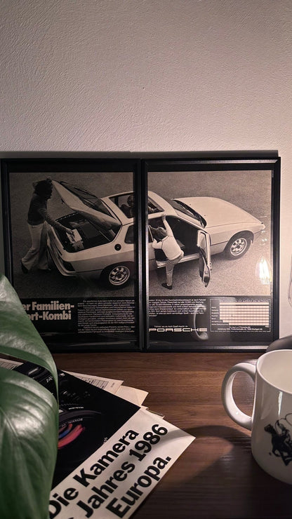 Gerahmte Oldtimer-Werbung des Porsche 924, stilvoll auf einem Tisch präsentiert, umgeben von Vintage-Magazinen und einer Tasse. Perfektes Ambiente, das die klassische Eleganz und Sportlichkeit des Porsche 924 zur Geltung bringt.